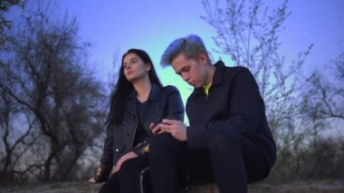 Günbatımını seven bir kadın, telefonculuk oynayan genç bir adam, kızı görmezden gelen, rahatlayan bir çift.
