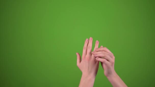 女性は緑の画面に結婚指輪をつけ — ストック動画
