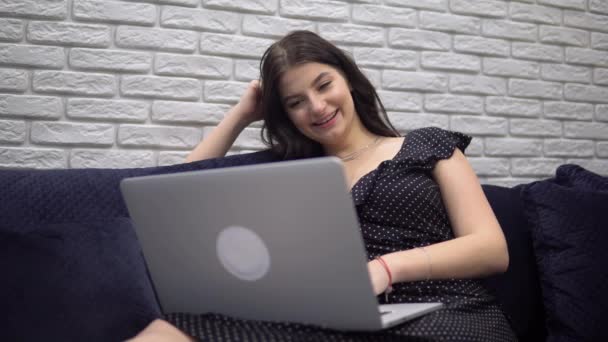 Mulher atraente assistindo na tela do laptop lauching filmes de cinema relaxante em casa — Vídeo de Stock