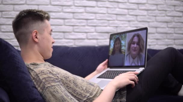 Muž mluví s přáteli kolega přes video chat, týmová práce, on-line studium — Stock video