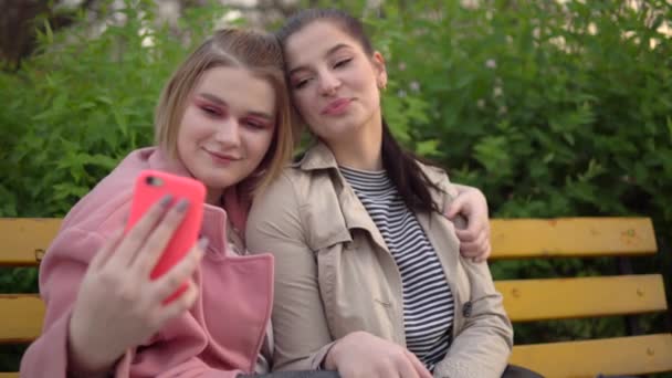 Çekici, gülümseyen kadınlar selfie çekiyorlar. Sevimli lezbiyen bir çift, arkadaşlar. — Stok video