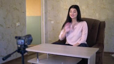 Çekici kadın video blogcusu vlogger kanalı için kayıt içeriği oluşturuyor
