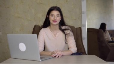 Çekici kadın blogcu, video blogu için yeni içerik yaratıyor.