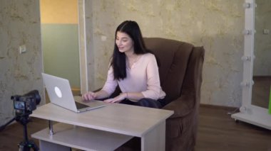 Çekici kadın blogcu video blogu için yeni içerik yaratıyor, serbest yazar