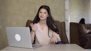 Çekici genç kadın blogcu video blogu kaydediyor kanal için içerik oluşturuyor