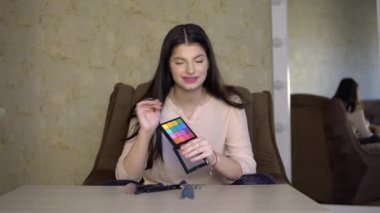 Çekici kadın güzellik blogcusu video blogu için yeni içerik yaratıyor, serbest yazar