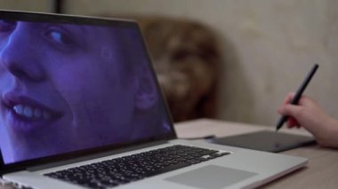Tasarımcı, müşteri fotoğrafı kullanımı tablet dizüstü bilgisayarını düzenliyor.