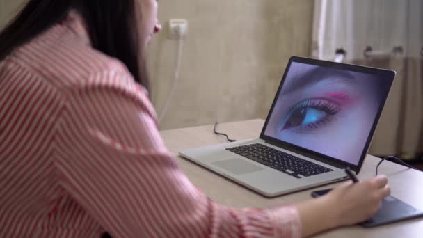 Γυναίκα σχεδιαστής επεξεργαστείτε φωτογραφία με tablet και μολύβι, φωτογράφος freelancer εργασία — Αρχείο Βίντεο