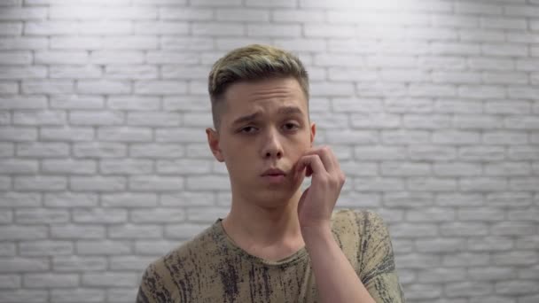 Nahaufnahme trauriger Teenager mit Akne und Problemhaut. Gesundheit und Hautpflege — Stockvideo
