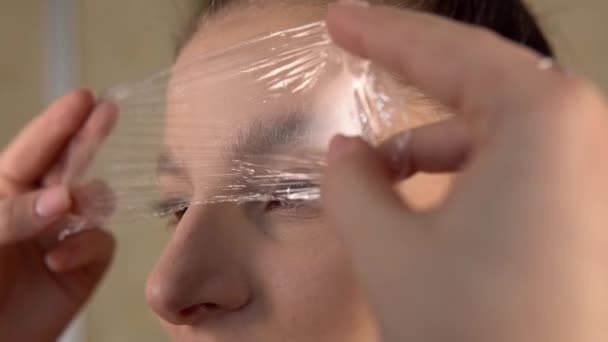 Laminación de cejas, peinado de cejas de cerca la cara, maquillaje visage artista — Vídeo de stock