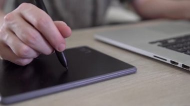 Grafik tablet ve kalem serbest yazıcı elini kullanarak tasarımcı kapat