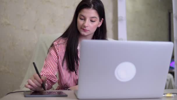 Donna designer distanza di lavoro impiegato in studio utilizzando tablet e matita — Video Stock