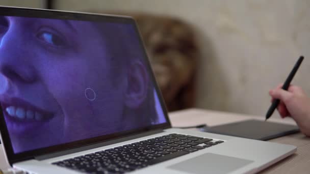 Designer bearbeiten Foto des Kunden verwenden Tablet-Laptop Bleistift Freelancer arbeiten — Stockvideo