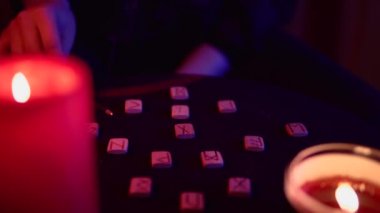 Tarık kartlı cadı falcı gelecekteki büyü ayinini okuyor.