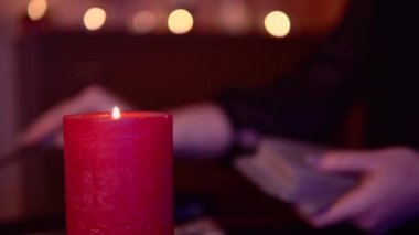 Çingene karışık tarot kartı, cadı kadın, mistik ayin mumu, okült sihir konsepti