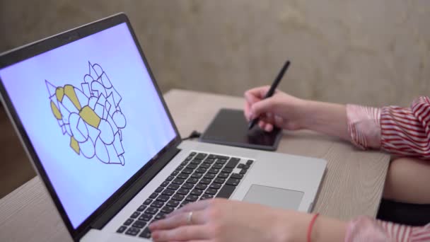 Графічний дизайнер, що працює з ілюстрацією серця на планшеті та олівці — стокове відео