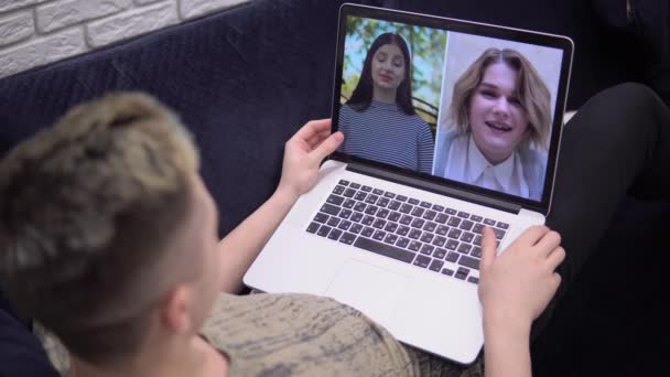 Ung man talar med videochatt, distansstudier, online-konferens, studenter — Stockvideo