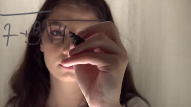 Attraktiv kvinna skriver matematik ekvation på glas whiteboard utbildning koncept — Stockvideo