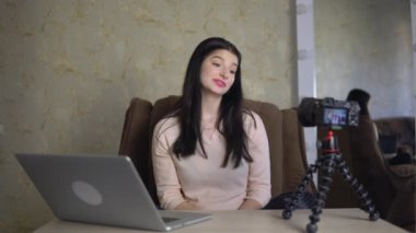 Genç kadın serbest video blogcusu vlog kanalı için yeni video içeriği oluşturuyor