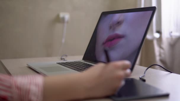 Designer éditer photo avec tablette crayon ordinateur portable photographe pigiste travaillant — Video