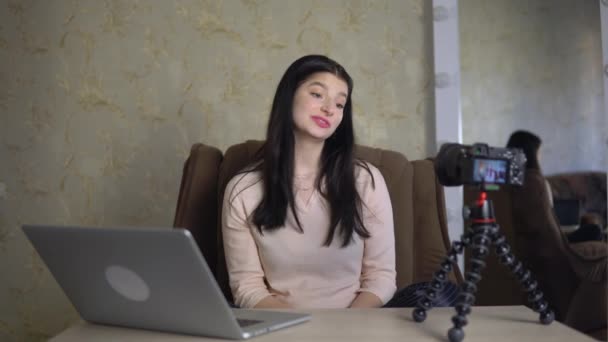 Genç kadın serbest video blogcusu vlog kanalı için yeni video içeriği oluşturuyor — Stok video