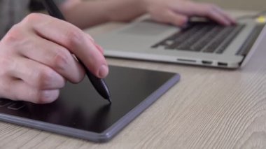 Grafik tableti ve kalem serbest yazıcı elini kullanarak tasarımcı illüstratörü kapat