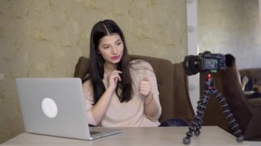 Çekici kadın blogcu video blogu için yeni içerik yaratıyor, vlog yazarı serbest yazar