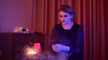 Tarot kartlarıyla falcı gelecekteki büyü ayinini okuyor.