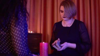 Tarot kartı ile cadı veznedarı esrarengiz el yazısı kavramı sihirli ritüeli