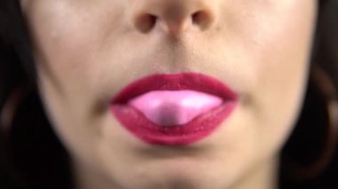 Pembe rujlu kız sakız üflüyor yavaş çekimde yakın çekim