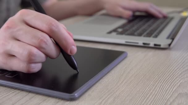 Σχεδιαστής εικονογράφος χρησιμοποιώντας το γραφικό tablet και μολύβι χέρι freelancer close up — Αρχείο Βίντεο