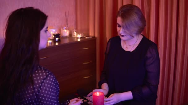 Gypsy kvinna häxa med tarot kort framtida kassör magi rituell mystisk ockult — Stockvideo