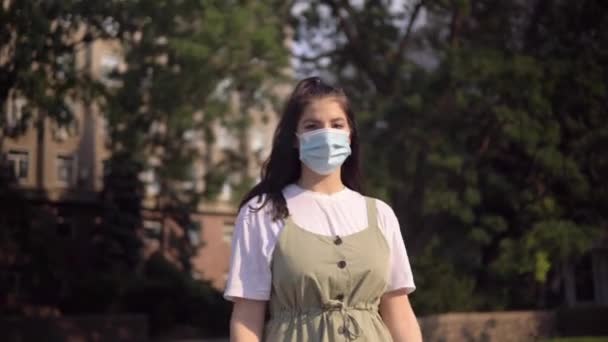 여자 위의 코로나 바이러스는 길을 걷고 있는 마스크를 벗고 격리 조치를 풀고 — 비디오