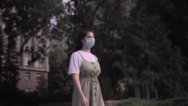 Aantrekkelijke vrouw op straat opstijgen gooit medisch masker weg, coronavirus einde — Stockvideo