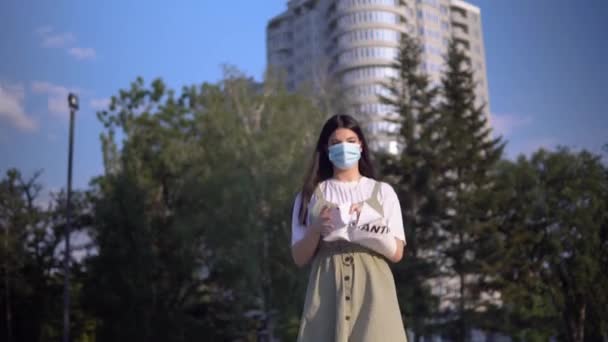 Mujer quitarse la máscara protectora rasga tira Coronavirus cantar cuarentena sobre — Vídeo de stock