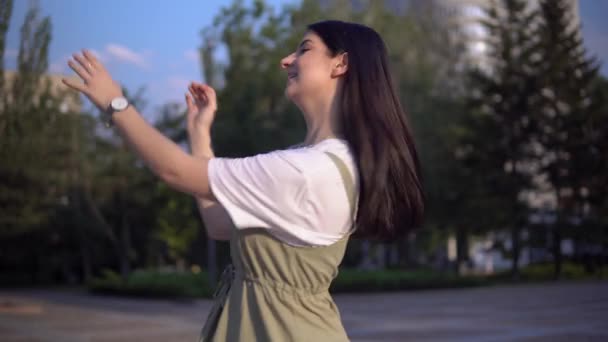 Egy nő az utcán dobja ki a koronavírust és énekeljen járványt a karantén után. — Stock videók
