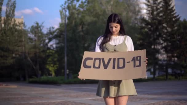快乐的女人在验尸后，抛出covid-19号标志 — 图库视频影像