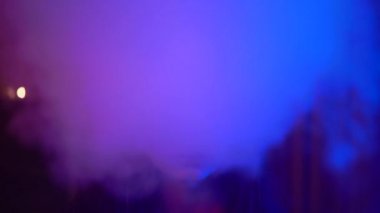 Esmer kadın portresi, cadı, sihirli mistik atmosfer neon ışıklı duman buharı.
