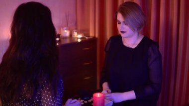 Tarot kartı ile cadı falcı esrarengiz el falı büyüsü ritüeli