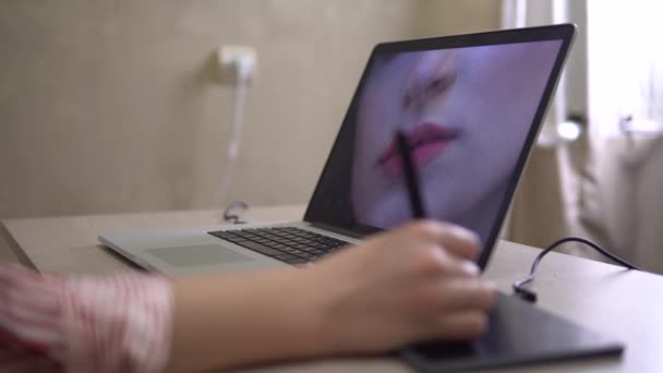 Fotograaf ontwerper bewerken foto met tablet potlood laptop freelancer werken — Stockvideo