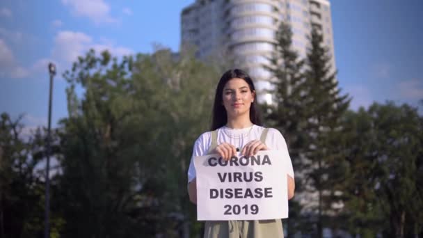 Desgarra y lo tira CORONAVIRUS final cantar, covid-19 cuarentena sobre — Vídeo de stock