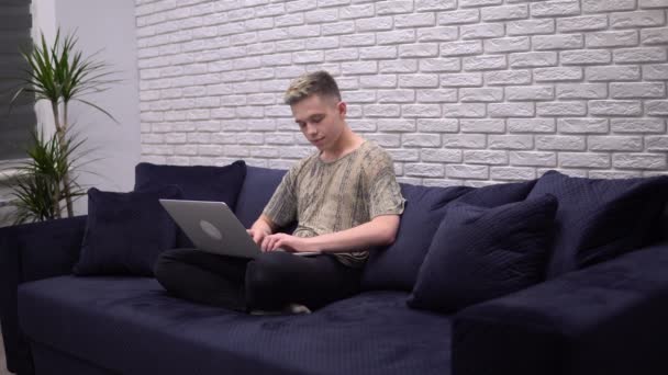 Freelancer die met laptop werkt, afstandsonderwijs thuis, online les — Stockvideo