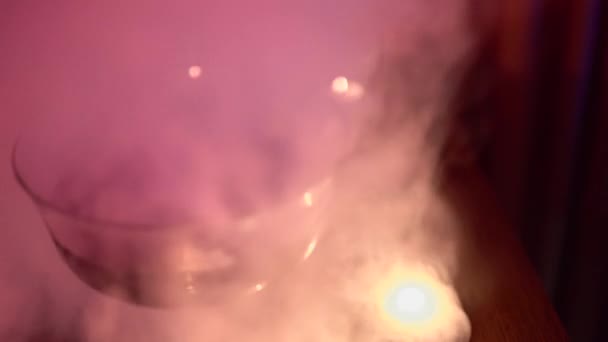 Ритуальна чашка крові езотерична окультна магія циганська відьма, свічки і дим містичний — стокове відео