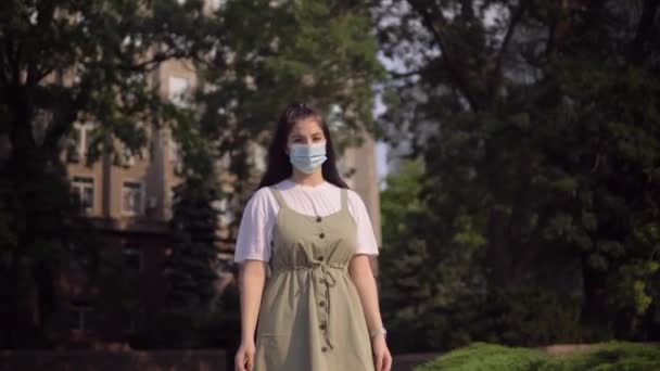 Fin de Coronavirus Pandemic Covid 19 sobre mujer joven se quita máscara médica — Vídeo de stock