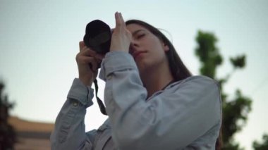 Profesyonel fotoğrafçı kadın çalışıyor, sokak fotoğrafı, fotoğraf makinesi kullanıyor.
