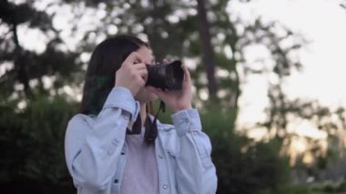 Mankenle, sokak fotoğrafçısıyla, serbest çalışan çekici kadın fotoğrafçı.