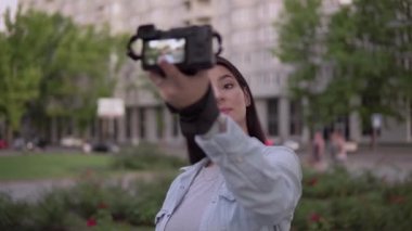 Çekici kadın video bloğu için içerik oluşturdu, serbest çalışan