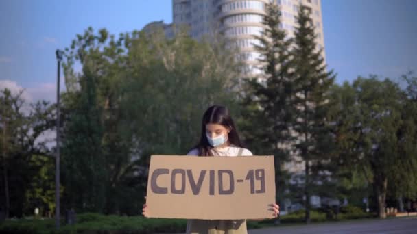 Sundejte si ochrannou masku a zahoďte covid-19 zpívající koronavirovou karanténu — Stock video