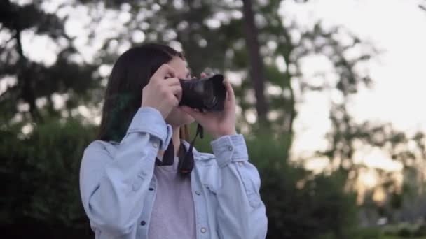 Fotógrafo de mulher atraente que trabalha com modelo, sessão de fotos de rua, freelancer — Vídeo de Stock