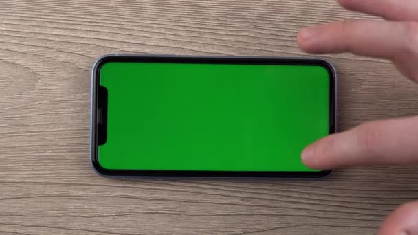 Smartphone Green Screen Attrappe Wischen zur Seite Hand Nahaufnahme Handy-Nutzer — Stockvideo